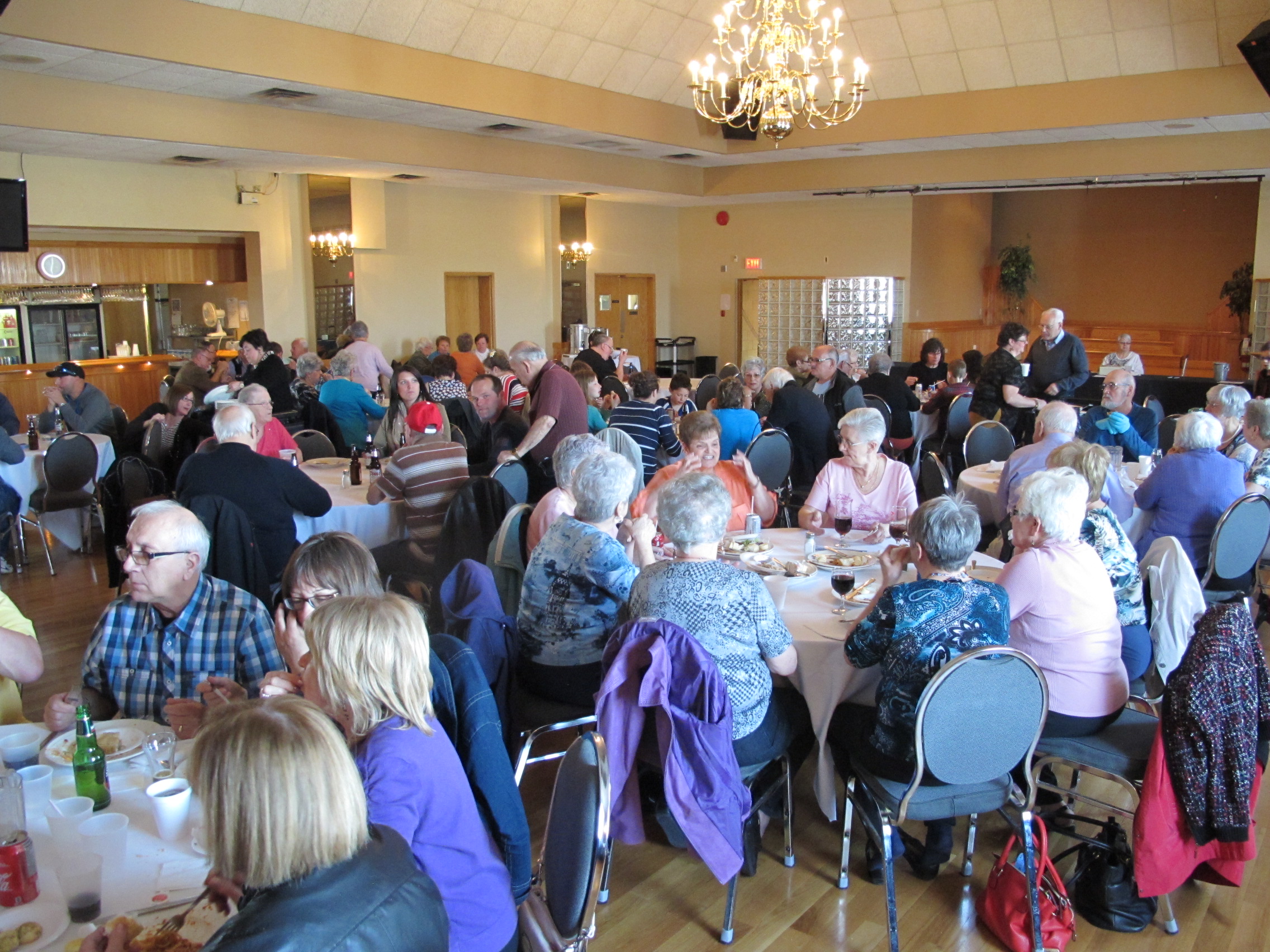 Mgr Cyprien Lacroix rencontre des fidèles à la paroisse Ste-Anne de Tecumseh