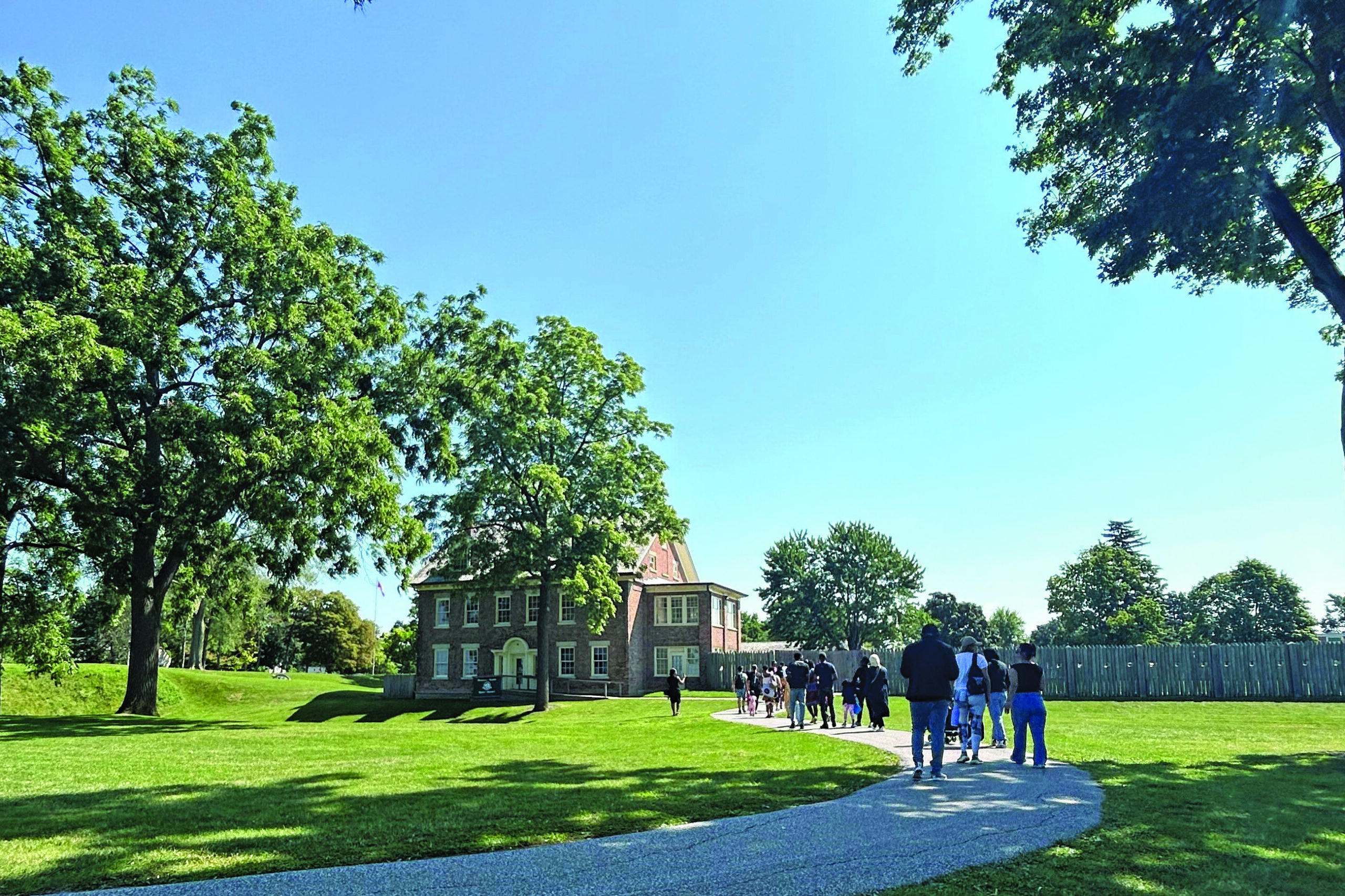 Des ados découvrent le parc riverain de Windsor